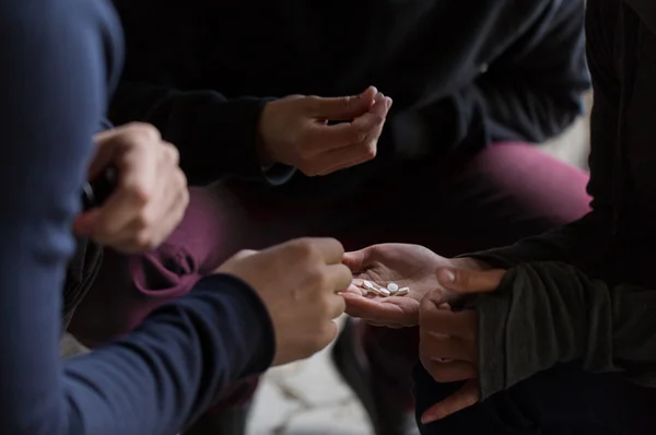 Close up van verslaafden met behulp van pillen van de drug — Stockfoto