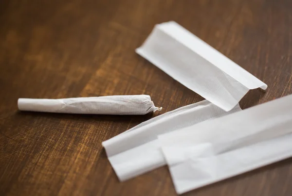 Närbild av marijuana gemensamma och cigarettpapper — Stockfoto