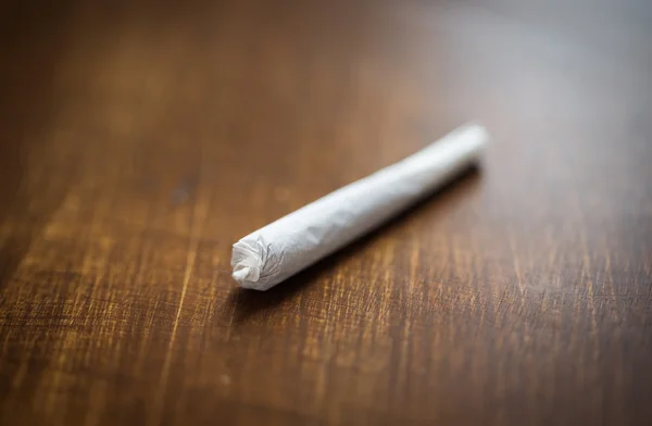 Närbild på marijuana joint eller handgjorda cigarett — Stockfoto