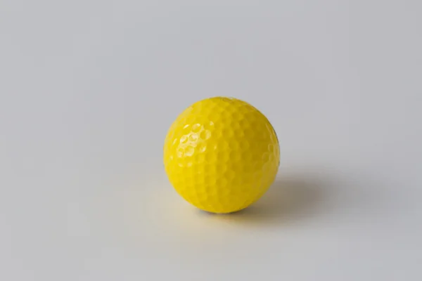 Close up de bola de golfe amarelo — Fotografia de Stock