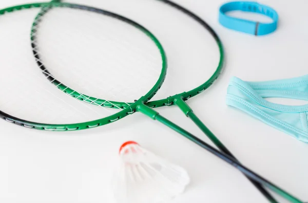 Närbild på badmintonracketar med badmintonbollen — Stockfoto