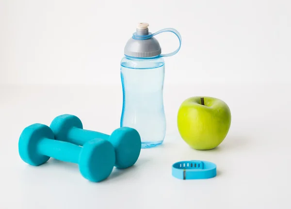 Súlyzók, fitnesz tracker, alma és üveg — Stock Fotó