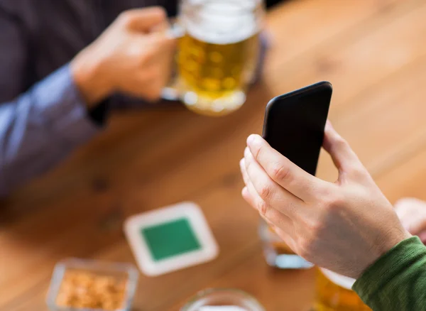 Primo piano di amici con smartphone e birra — Foto Stock