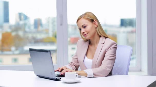 Geschäftsfrau mit Laptop und Kaffee im Büro — Stockvideo