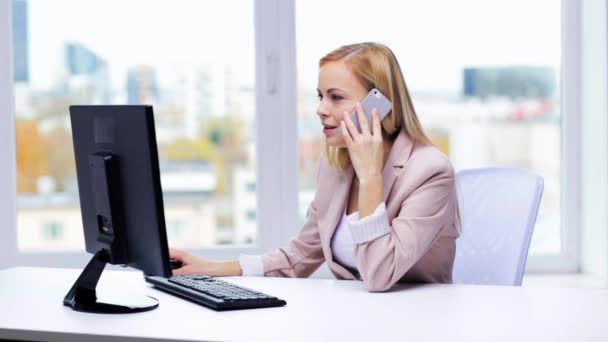 Mulher de negócios sorridente com computador e smartphone — Vídeo de Stock