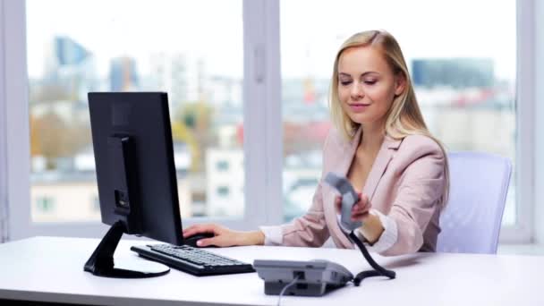 Mujer de negocios sonriente con computadora y teléfono — Vídeos de Stock