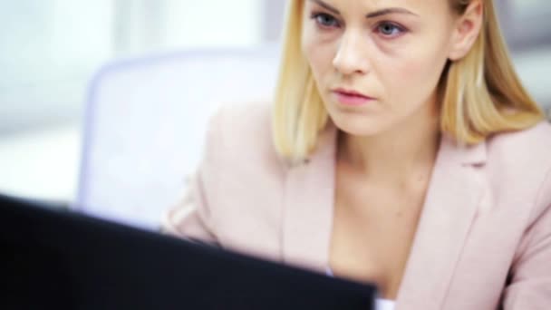 Напряженная деловая женщина с компьютером в офисе — стоковое видео