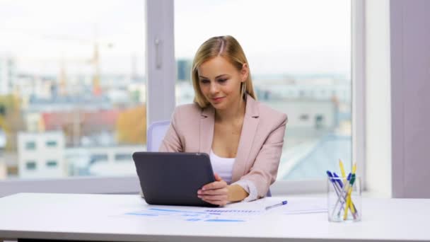 Uśmiechający się interesu lub student z komputera typu tablet — Wideo stockowe