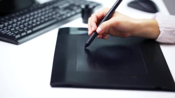 Weibliche Handzeichnung mit Stift auf Stift-Tablet — Stockvideo