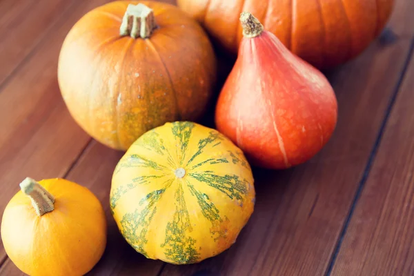 Ahşap masa evde üzerinde pumpkins, yakın çekim — Stok fotoğraf