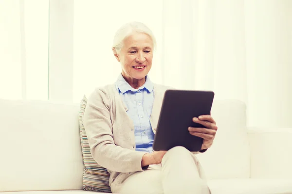 Boldog idős nő tabletta pc otthon — Stock Fotó