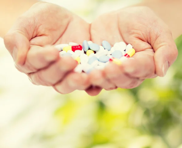 Close up of senior woman hands with pills — Stock Photo, Image