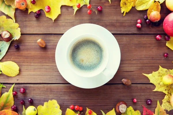Close up de xícara de café na mesa com folhas de outono — Fotografia de Stock