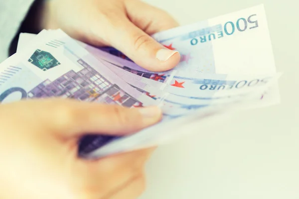 Close up van vrouw handen tellen euro geld — Stockfoto