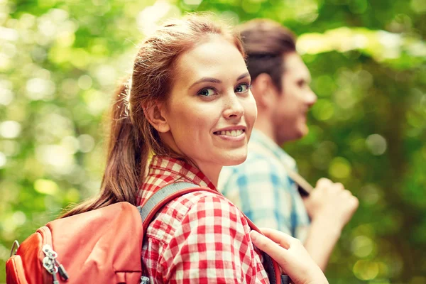 Group of smiling friends with backpacks hiking — Stock Photo, Image