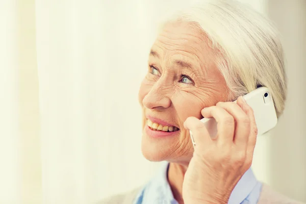 Donna anziana con smartphone che chiama a casa — Foto Stock