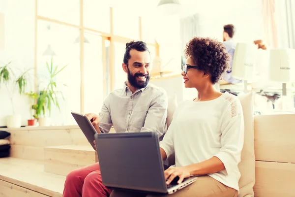 Kreativteam mit Laptop und Tablet-PC im Büro — Stockfoto