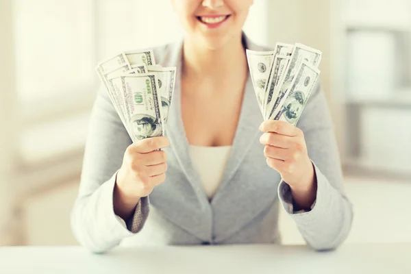 Detailní záběr žena ruce nás dolar peníze — Stock fotografie