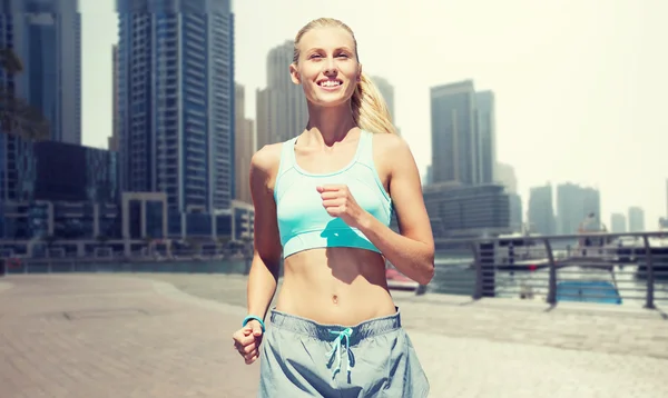 Femme courir ou faire du jogging sur la rue de la ville de Dubai — Photo