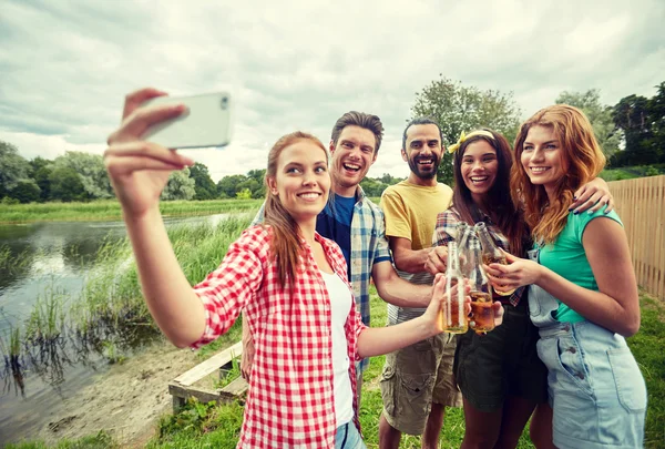 Glada vänner med selfie av smartphone — Stockfoto