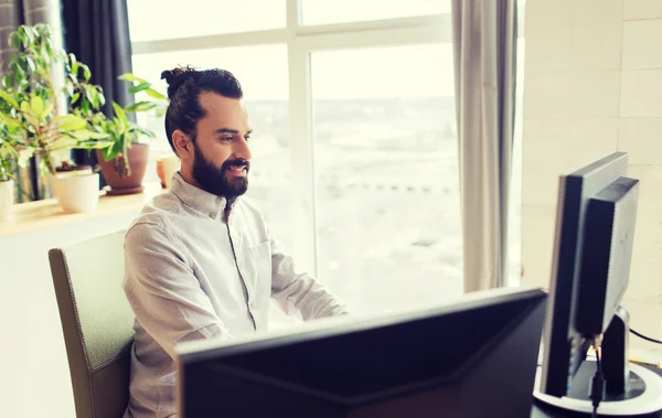 Trabalhador de escritório masculino criativo feliz com computador — Fotografia de Stock