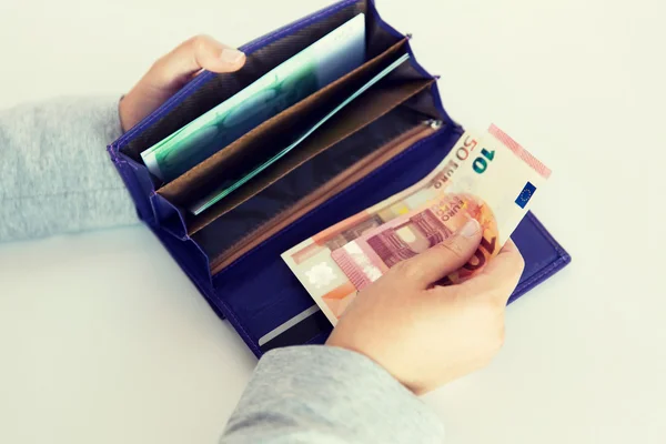 Close up de mãos de mulher com carteira e dinheiro do euro — Fotografia de Stock