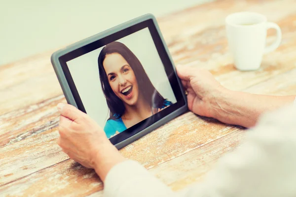 Donna anziana con foto su tablet pc a casa — Foto Stock