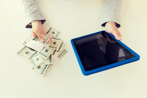 Close-up de mãos de mulher com tablet pc e dinheiro — Fotografia de Stock