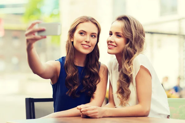 Happy women with smartphone taking selfie at cafe — Stock Photo, Image