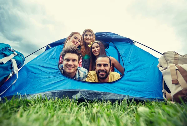 Mutlu arkadaş grubu içinde çadır kamp, sırt çantaları — Stok fotoğraf