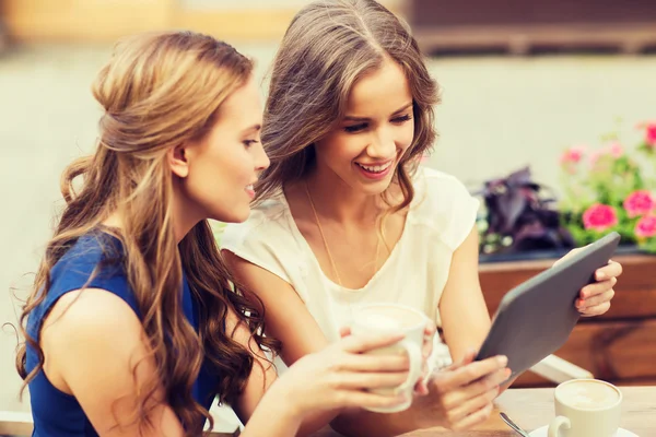 タブレット pc とカフェでコーヒーと若い女性 — ストック写真