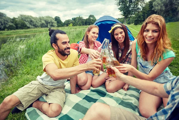 Amis heureux avec tente et boissons au camping — Photo