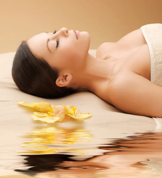 Vrouw in spa salon liggen op het Bureau van de massage — Stockfoto
