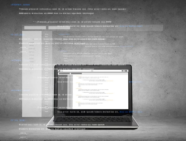 Laptop mit Codierung auf dem Bildschirm — Stockfoto