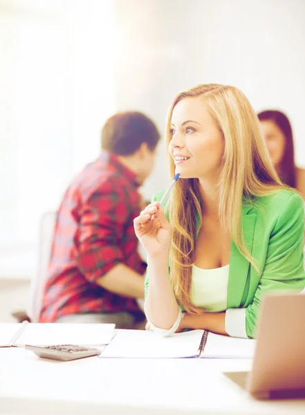 Student tjej med bärbara datorer och miniräknare — Stockfoto