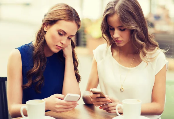 Mulheres com smartphones e café no café ao ar livre — Fotografia de Stock