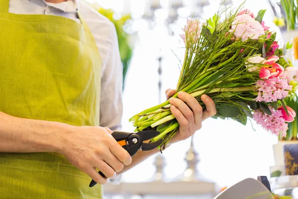 Close up of florist man with flowers and pruner — Stock Photo, Image