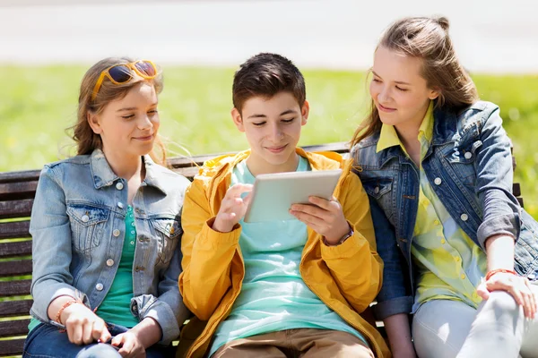 Mutlu arkadaş grubu tablet pc bilgisayar açık havada — Stok fotoğraf