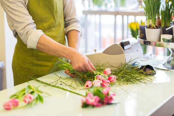 Close up of man making bunch at flower shop — Stock Photo, Image