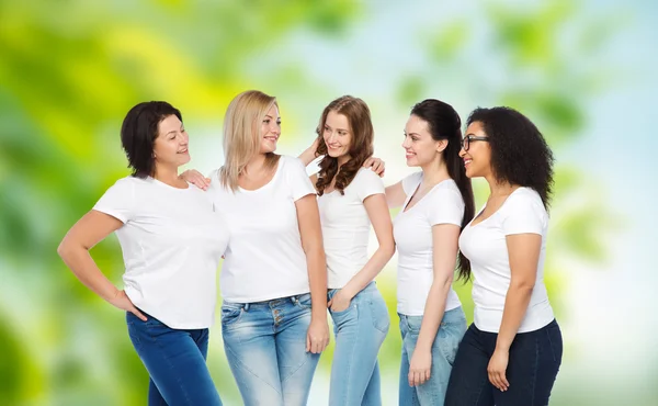 一群穿着白色T恤的快乐的不同女人 — 图库照片