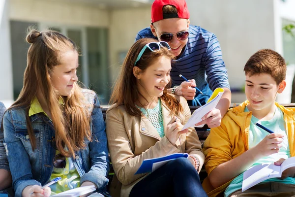 Skupina studentů s notebookem na školním dvoře — Stock fotografie