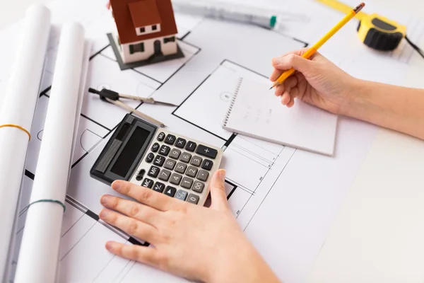 Primer plano del arquitecto contando a mano con la calculadora — Foto de Stock