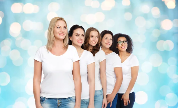 Groep vrolijke verschillende vrouwen in witte t-shirts — Stockfoto