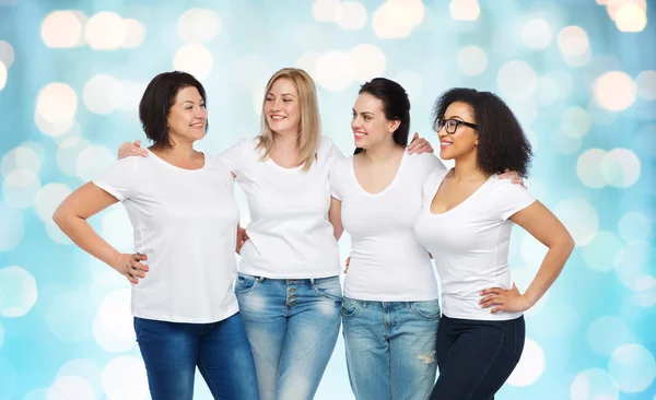 一群穿着白色T恤的快乐的不同女人 — 图库照片