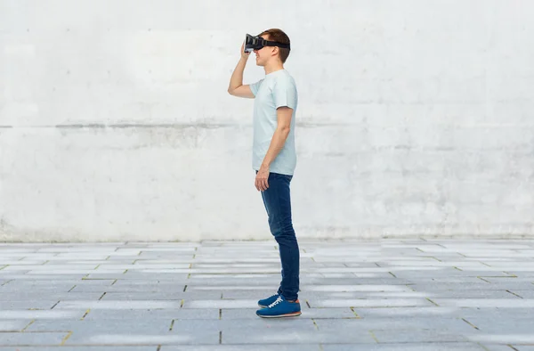 Homem feliz no fone de ouvido realidade virtual ou óculos 3d — Fotografia de Stock