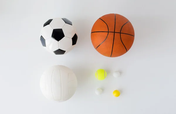 Primo piano di diverse palline sportive impostate su bianco — Foto Stock