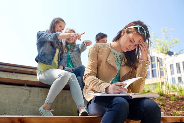 Étudiante fille souffrance de camarades de classe moquerie — Photo