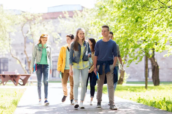 Groupe d'adolescents heureux marchant à l'extérieur — Photo