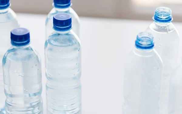 Primer plano de botellas con agua potable en la mesa — Foto de Stock