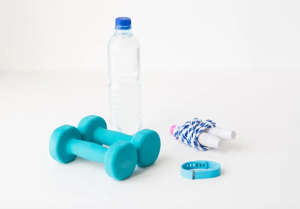 Dumbbells, ip atlama, darbe izci ve şişe — Stok fotoğraf